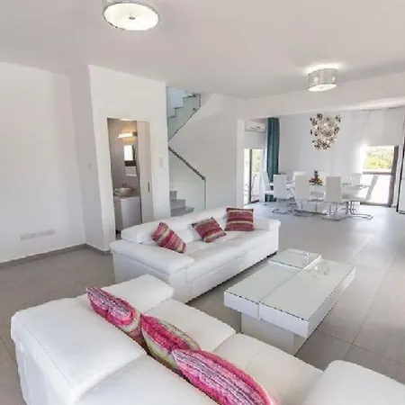 Offers Spectacular Views פרוטאראס