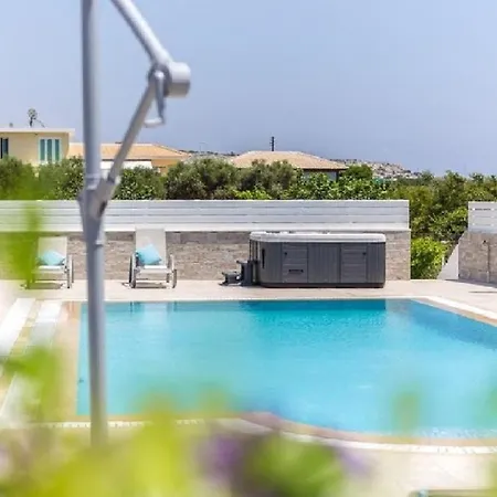 Offers Spectacular Views בית נופש