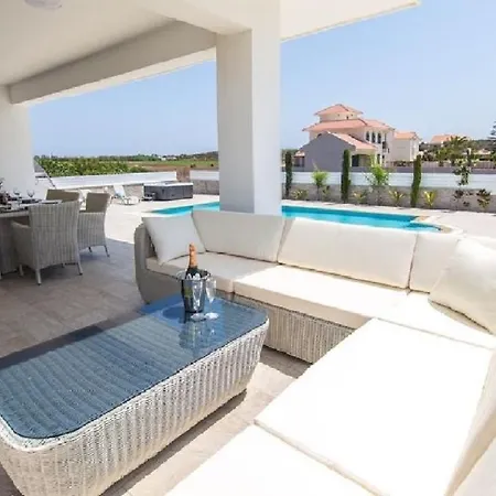 Offers Spectacular Views בית נופש