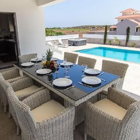 Offers Spectacular Views * פרוטאראס