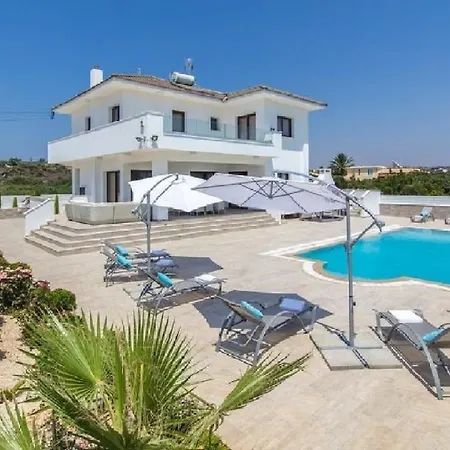 Offers Spectacular Views בית נופש