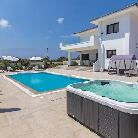 Offers Spectacular Views בית נופש *
