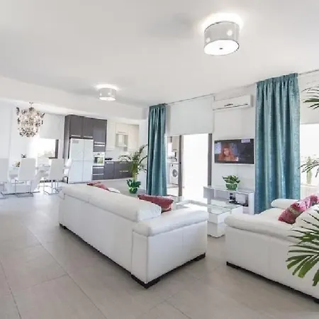 Offers Spectacular Views *